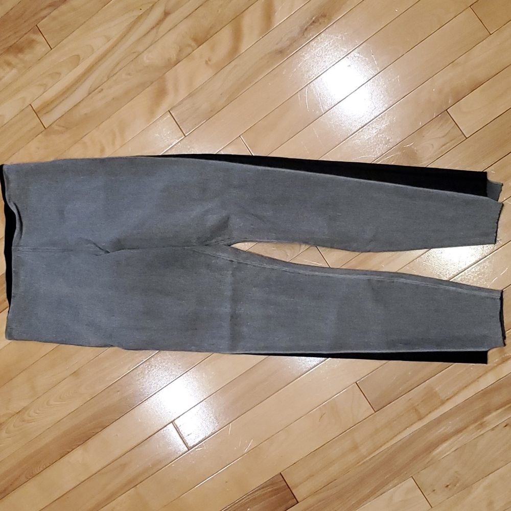 Lysse gray and black leggings. Size small.